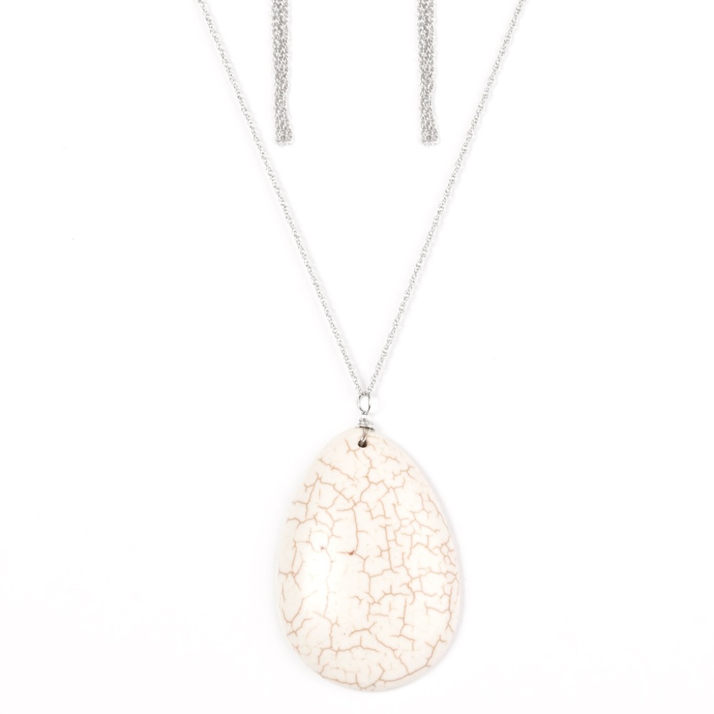 NWT cream colored necklace Set